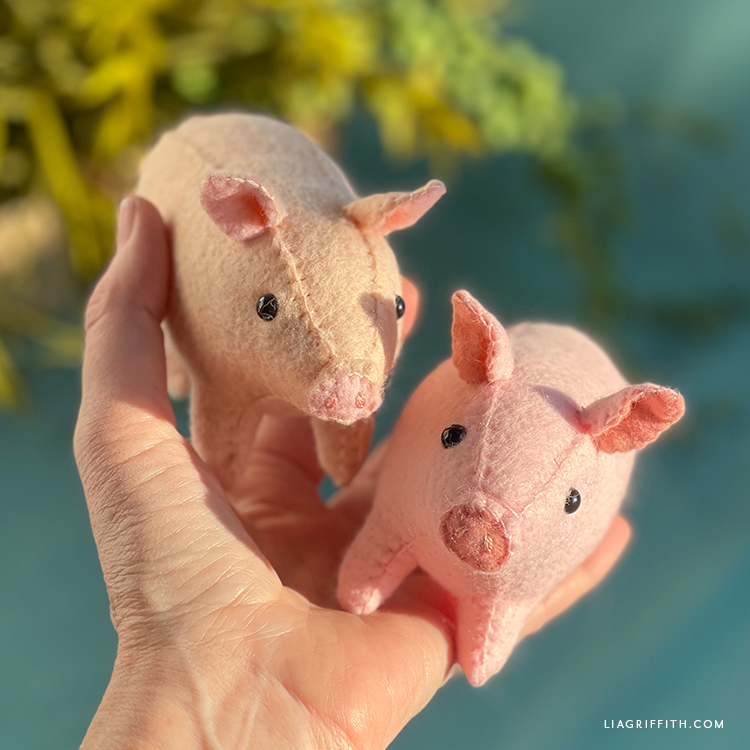 Felt Pigs DIY Template & Tutorial Lia Griffith